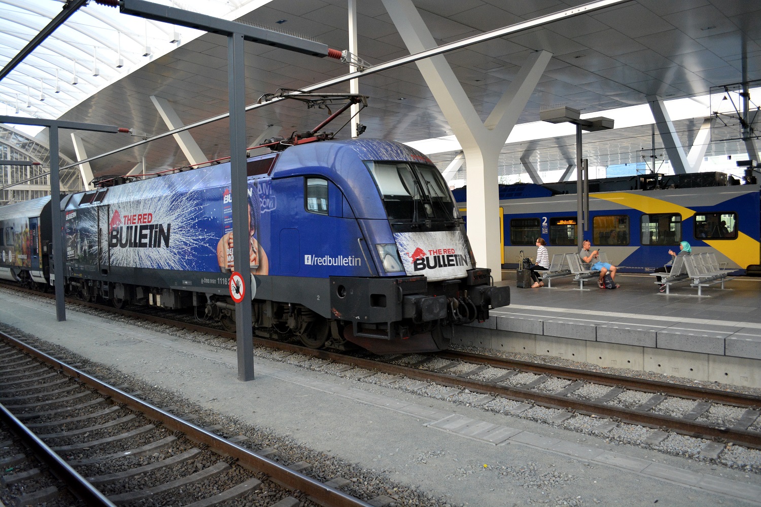 18 Eisenbahnfreunde Kraichgau Chiemsee Salzburg Hauptbahnhof RailJet Sonderlackierung 02
