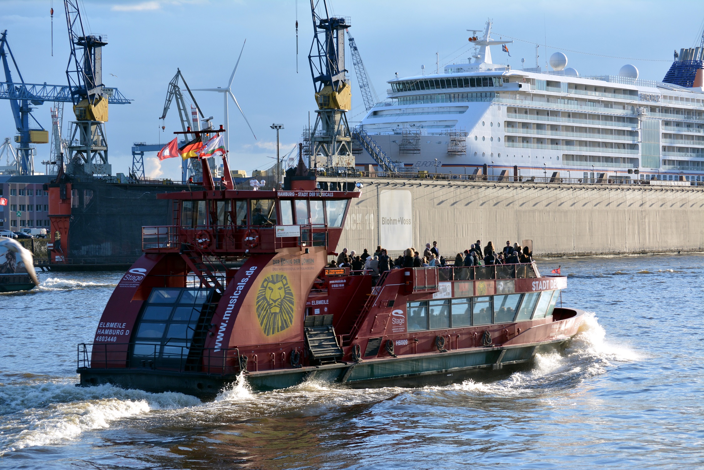 19 Hamburg Hafen Fähre König der Löwen Kreuzfahrschiff 01.jpg